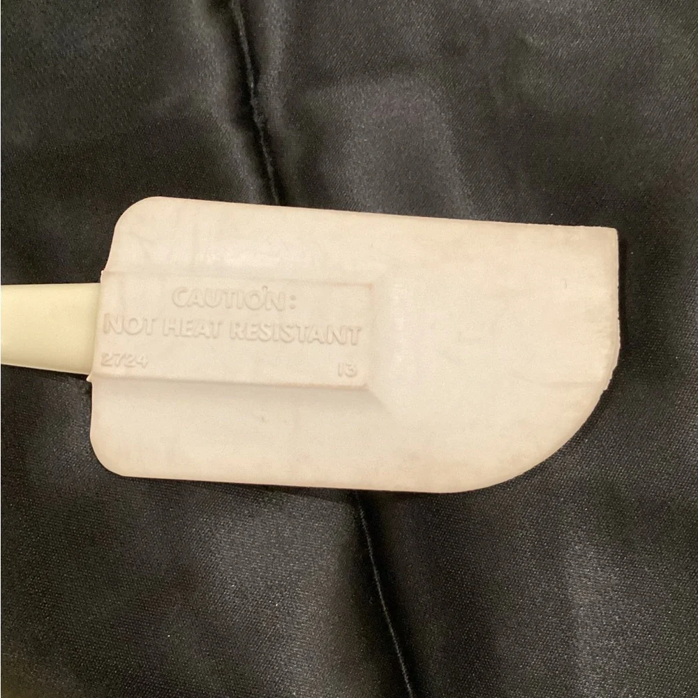 Rubbermaid 1970s bowl scrapper Rubber Spatula non heat resistant 10”
